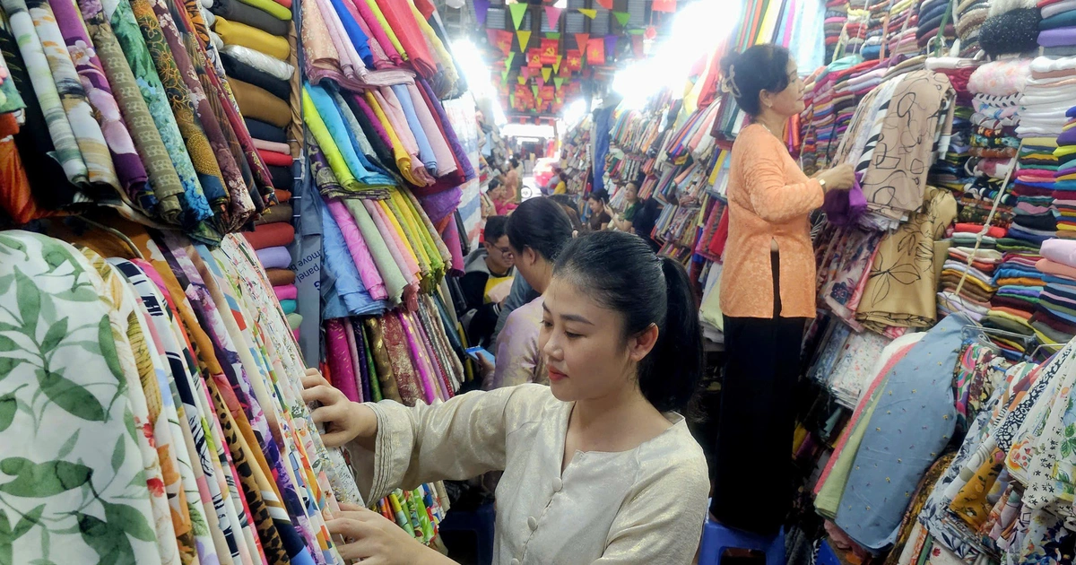 Chợ trăm tuổi ở TP.HCM 'thay áo mới', đồng loạt giảm giá