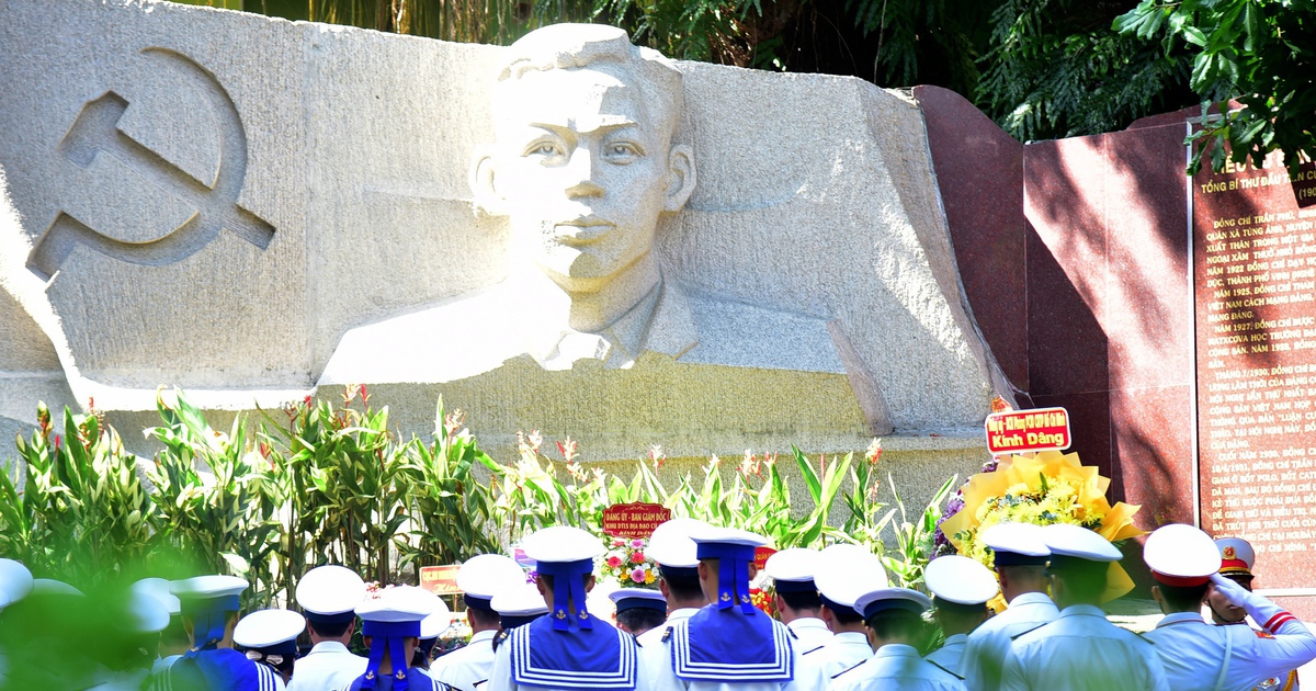 Dòng người nối nhau đến viếng tại công viên Lê Thị Riêng, nhớ ơn người nằm xuống vì hòa bình