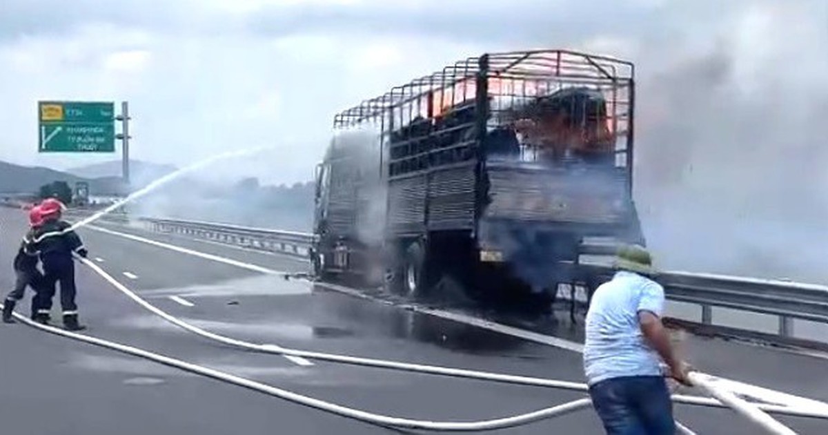 Cháy xe tải trên cao tốc Vân Phong - Nha Trang, tài xế thoát thân khi vào làn khẩn cấp