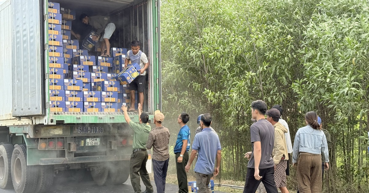 Công an và người dân chung tay 'cứu' 20 tấn sầu riêng trên xe tải bốc cháy