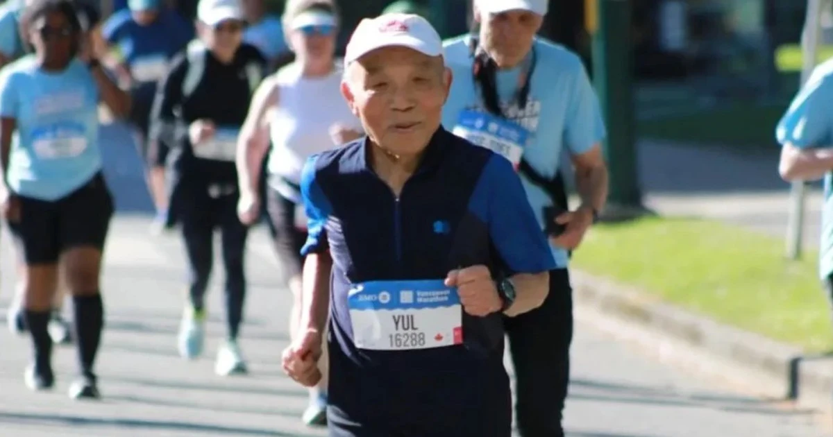 Cụ ông 90 tuổi hoàn thành giải chạy 21km, mong 'đến 100 tuổi' vẫn được chạy