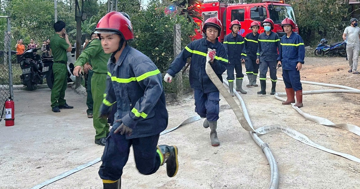 Tiệm phế liệu bốc cháy, hàng xóm đập cửa cứu người đàn ông bị tai biến