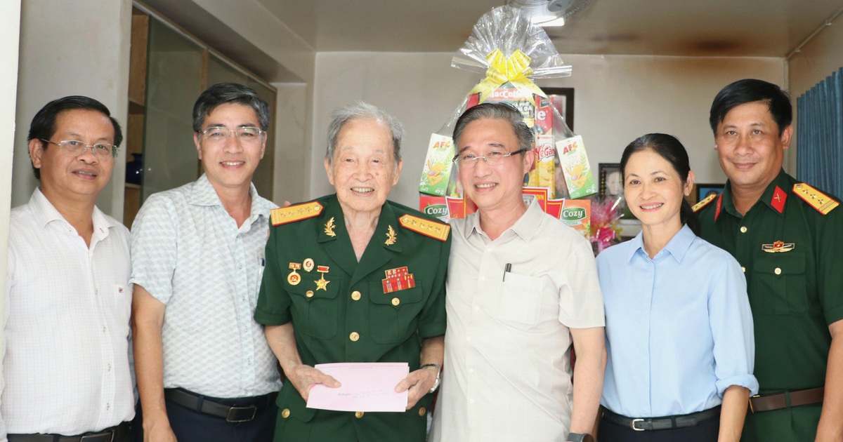 Phó bí thư Thành ủy TP.HCM Đặng Minh Thông thăm Anh hùng Lực lượng vũ trang nhân dân Nguyễn Văn Tàu