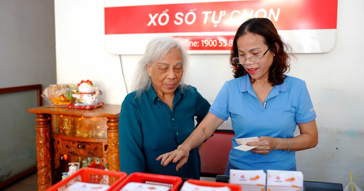 Tuổi 60 vẫn bán Vietlott mỗi ngày vì thích được gặp khách hàng