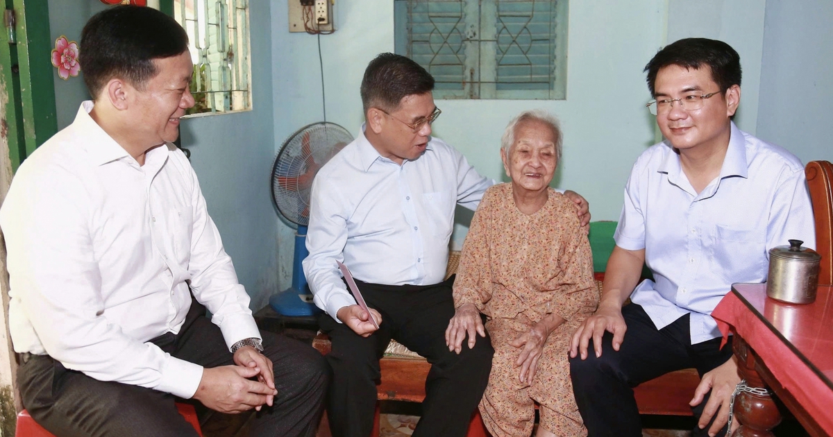 Phó chủ tịch HĐND TP.HCM Nguyễn Văn Dũng thăm gia đình chính sách tiêu biểu tại Vĩnh Lộc, Tân Nhựt, Bình Chánh