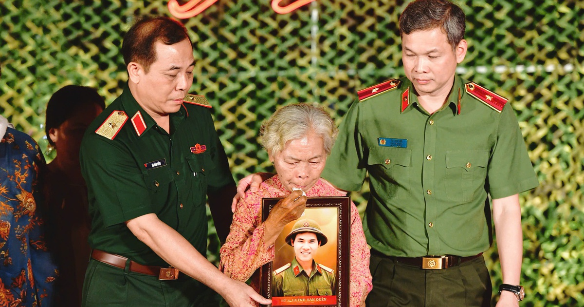 Phút nghẹn ngào khi liệt sĩ Huỳnh Văn Quên đã có ảnh thờ sau hàng chục năm mong mỏi