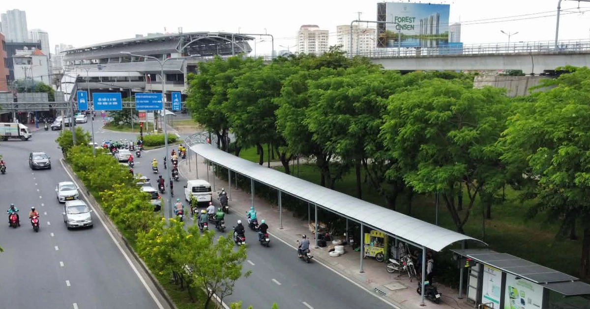 Lắp mái che nối liền từ ga metro với trạm xe buýt, hành khách không lo nắng mưa