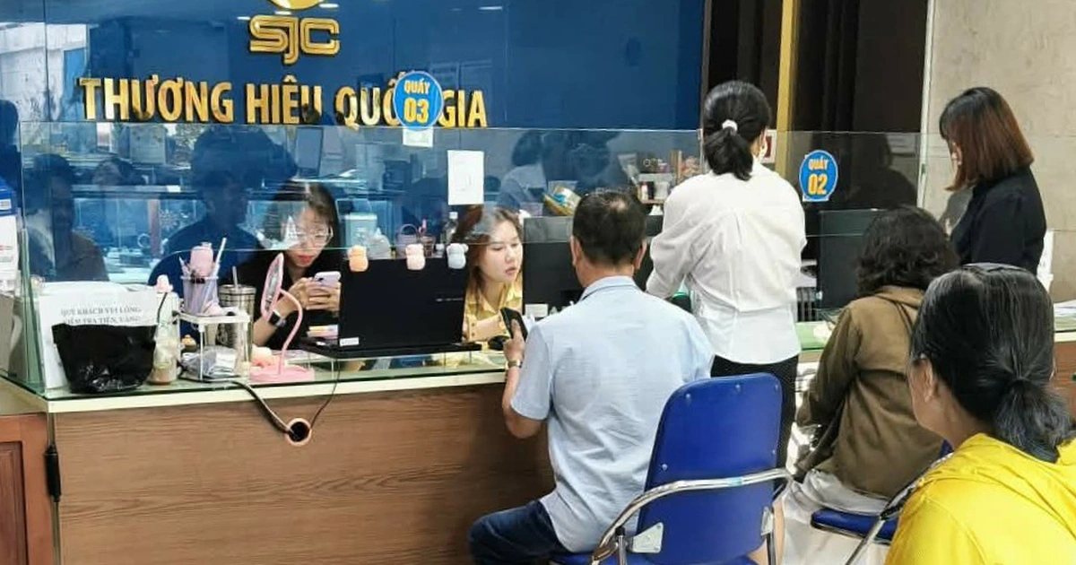 Giá vàng giảm mạnh, nhiều người tranh thủ 'bắt đáy'
