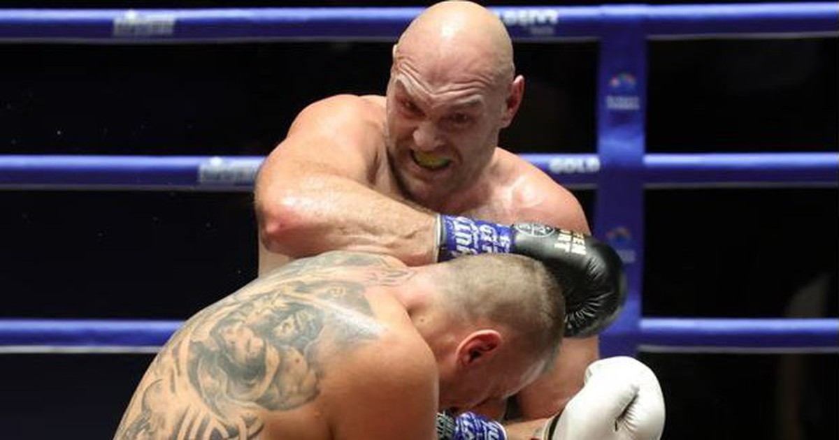Vừa đấm, cựu vô địch thế giới Tyson Fury vừa... hôn đối thủ trên võ đài