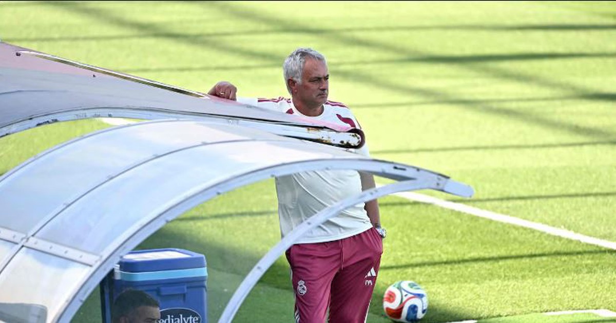 HLV Mourinho ra mắt Real Madrid ở 'trận giao hữu kỳ lạ'