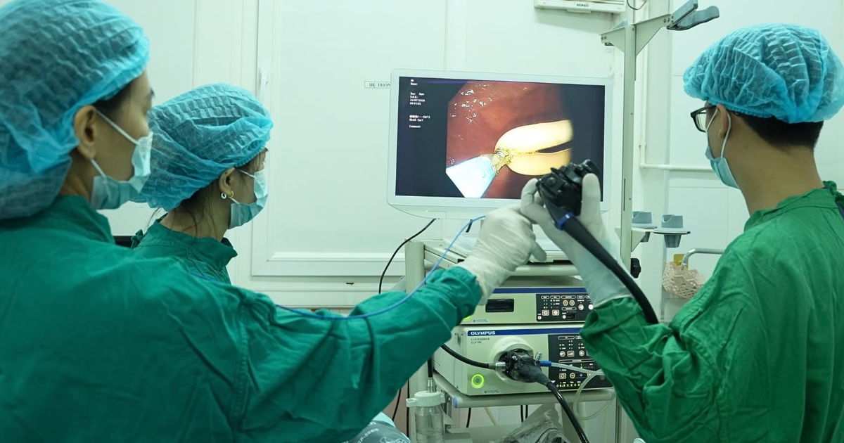 Bác sĩ Việt gắp 2 con giun đũa dài hơn 30cm chui vào đường mật bệnh nhi người Lào