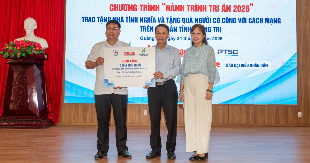 Hội Nhà báo Việt Nam và báo Tuổi Trẻ trao quà 'Hành trình tri ân' tại Quảng Trị