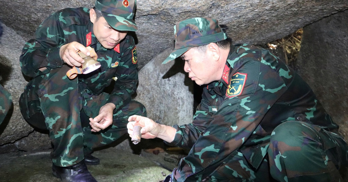 Thêm hài cốt liệt sĩ tìm thấy ở hang đá, bộ đội được yêu cầu tiếp tục bám trụ trong rừng tìm kiếm