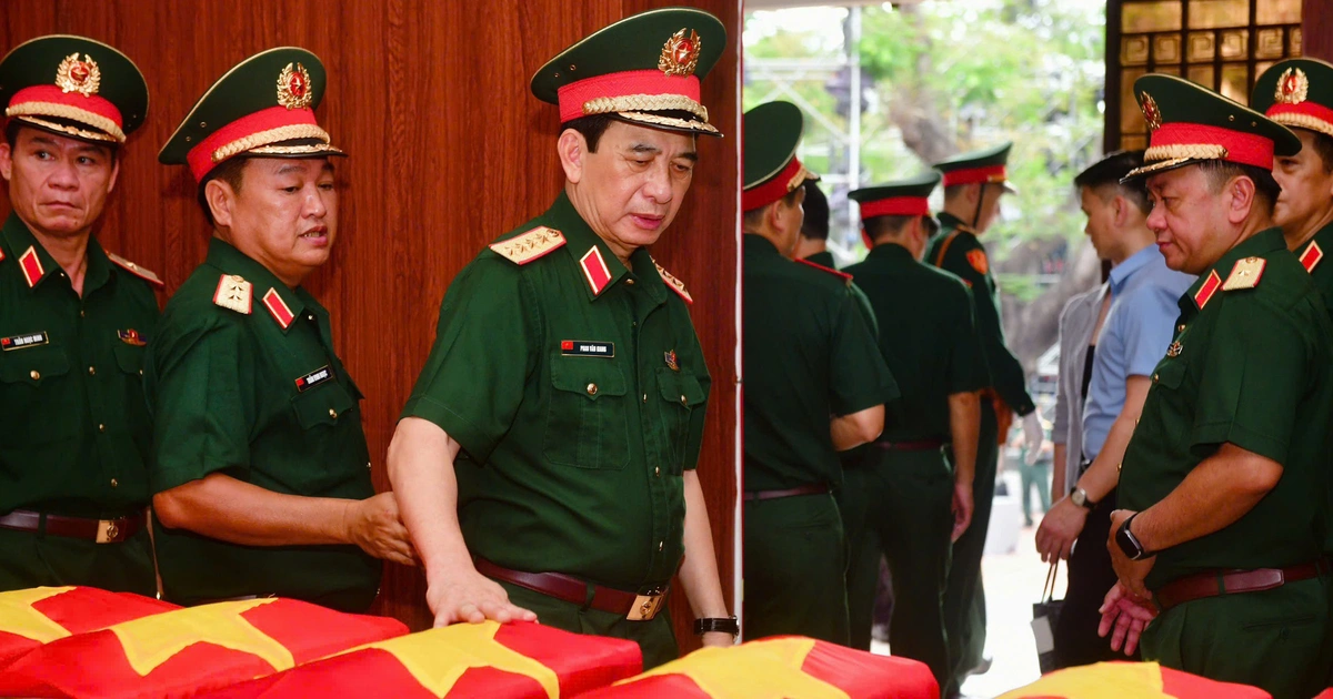 Đại tướng Phan Văn Giang dâng hương tưởng niệm các anh hùng liệt sĩ tại công viên Lê Thị Riêng