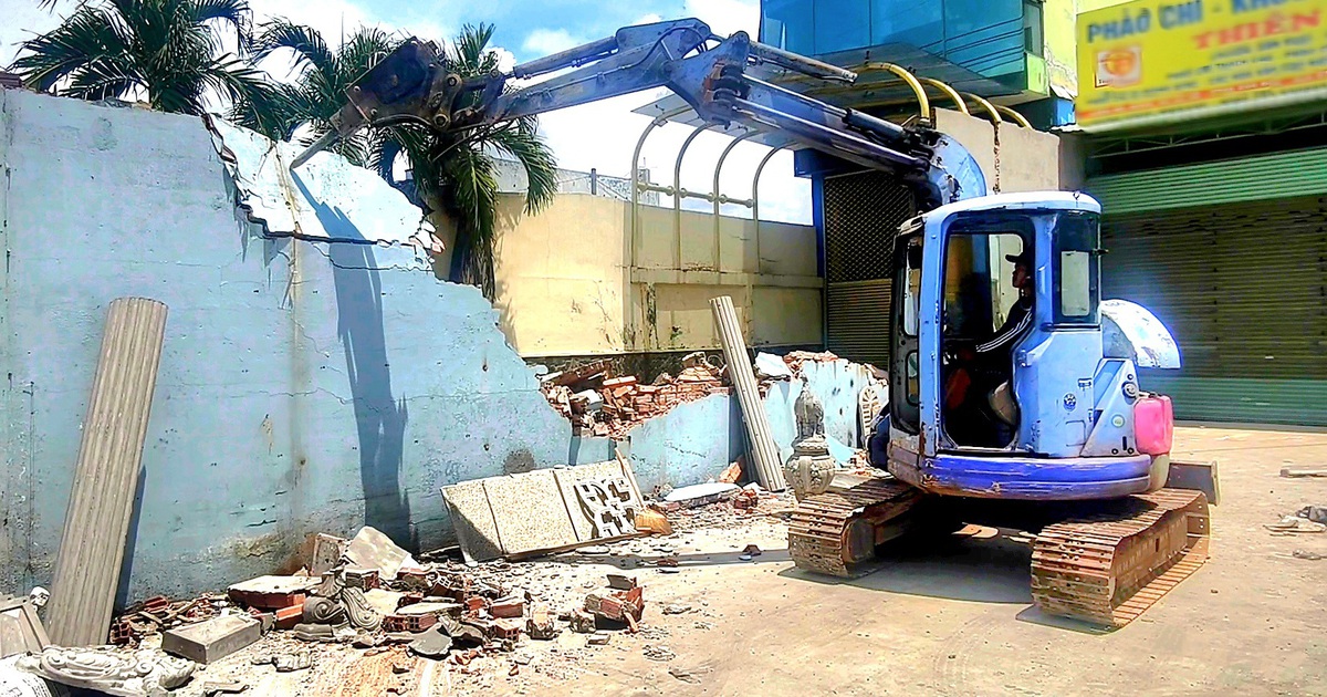 Huy động xe cuốc hỗ trợ người dân tháo dỡ nhà, giao mặt bằng dự án nâng cấp quốc lộ 22 TP.HCM