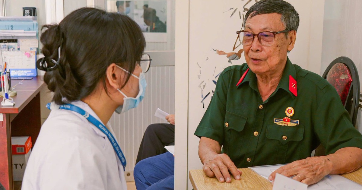 Tuổi trẻ TP.HCM khám bệnh, phục dựng di ảnh, diễn văn nghệ tri ân người có công dịp tháng 7