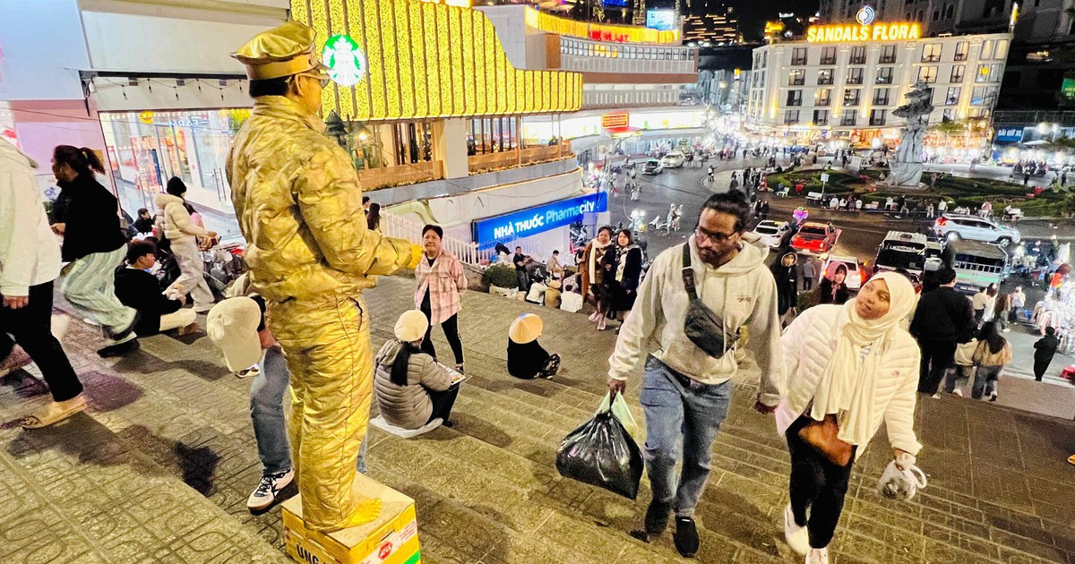 Nhân tượng ở phố sương mù kiên trì trong gió lạnh kiếm thêm thu nhập