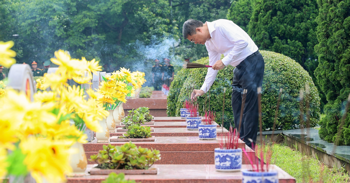Thủ tướng Lê Minh Hưng tưởng niệm Chủ tịch Hồ Chí Minh, Đại tướng Võ Nguyên Giáp và Anh hùng liệt sĩ tại Điện Biên