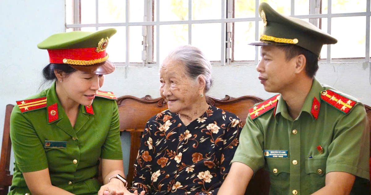 Thắp ngọn nến tri ân, đến thăm Mẹ Việt Nam anh hùng