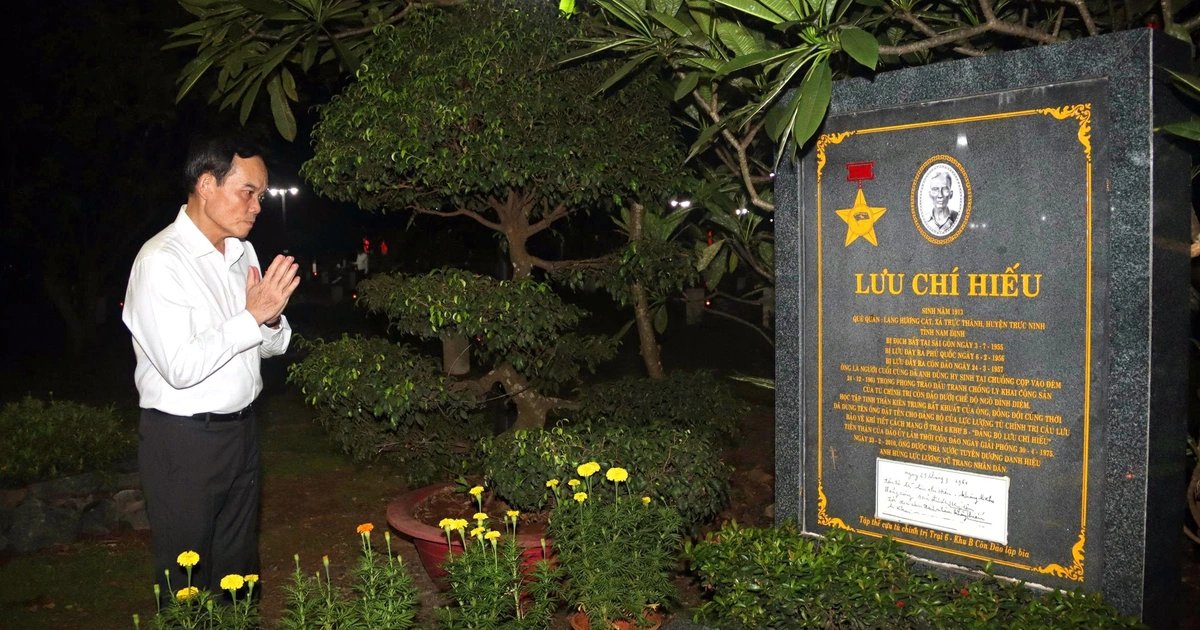 Bí thư Trần Lưu Quang cùng lãnh đạo TP.HCM dâng hương, thắp nến tri ân anh hùng liệt sĩ tại Côn Đảo