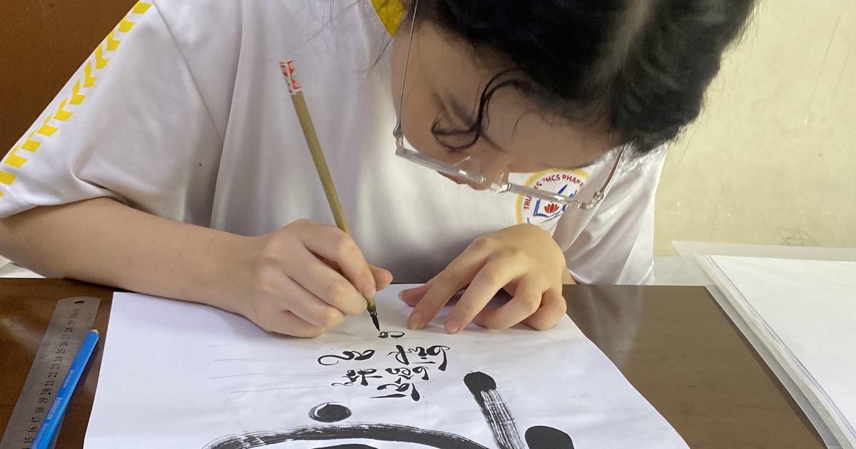 Giải tỏa áp lực, tập tiết chế qua nét cọ thư pháp