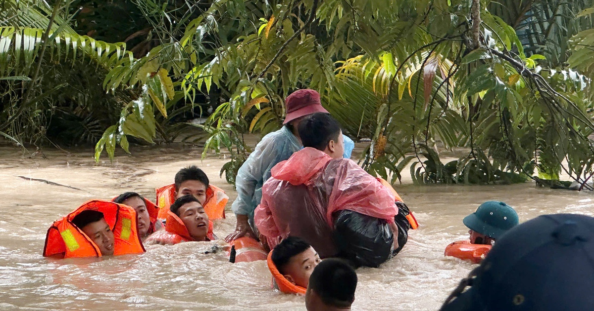 Cán bộ, chiến sĩ Vùng 5 Hải quân hỗ trợ người dân vùng ngập lụt ở Phú Quốc
