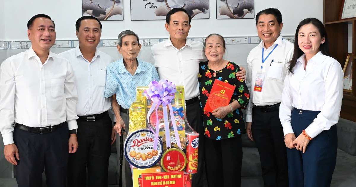 Bí thư Thành ủy TP.HCM Trần Lưu Quang thăm gia đình chính sách tại Côn Đảo