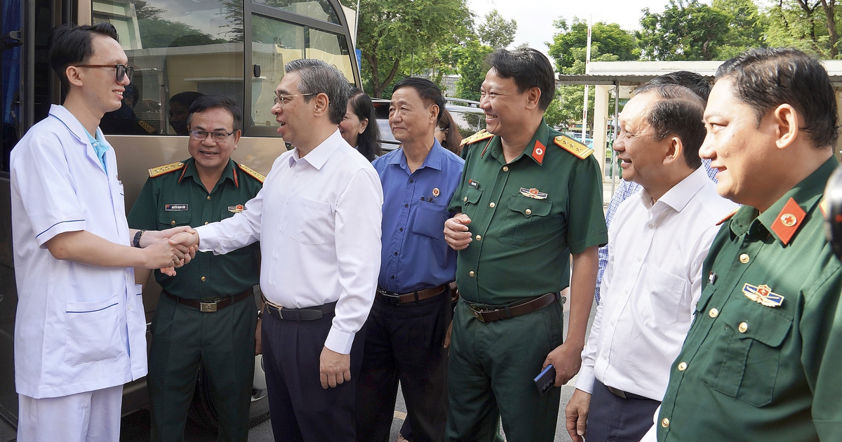 Đoàn y bác sĩ Bệnh viện Quân y 7A về vùng căn cứ cách mạng chăm sóc sức khỏe người dân