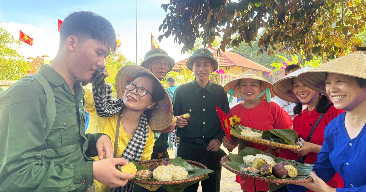 Rưng rưng cảnh bộ đội hành quân trở về trong vòng tay yêu thương của nhân dân