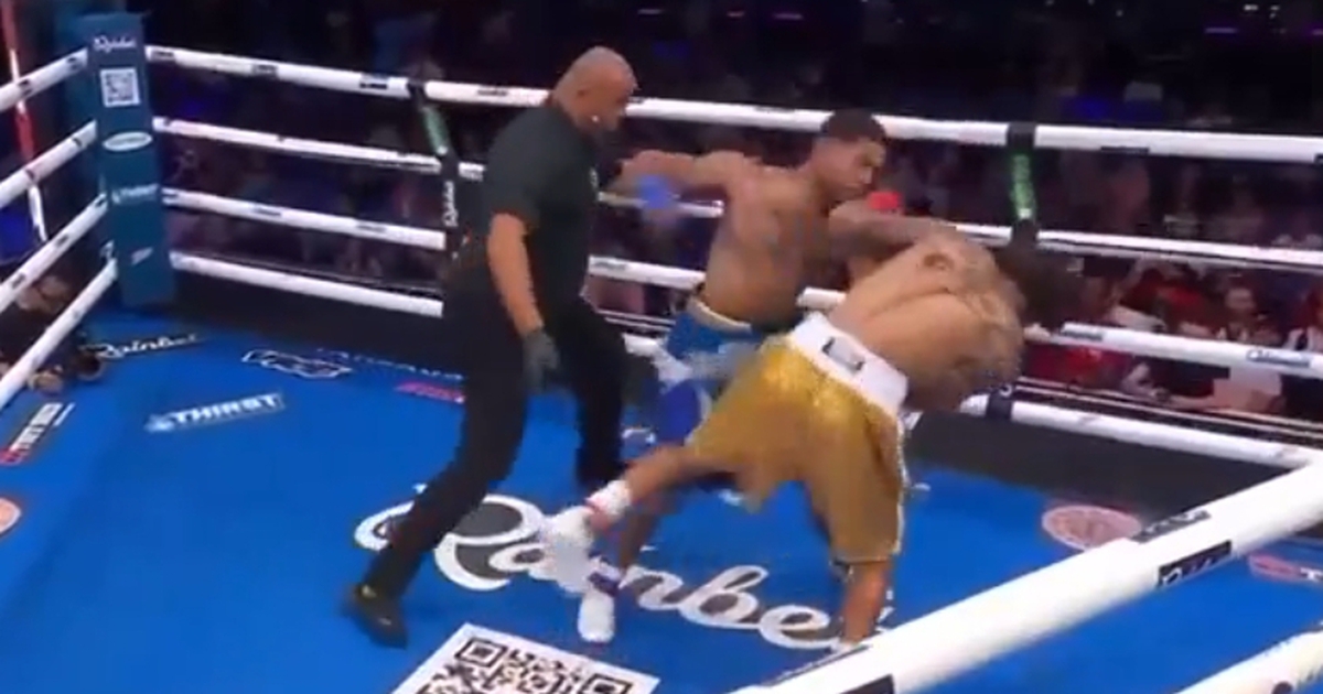 Bị đối thủ 'chơi xấu' đá rớt khỏi sàn đấu, võ sĩ đáp trả bằng đòn knock-out hủy diệt