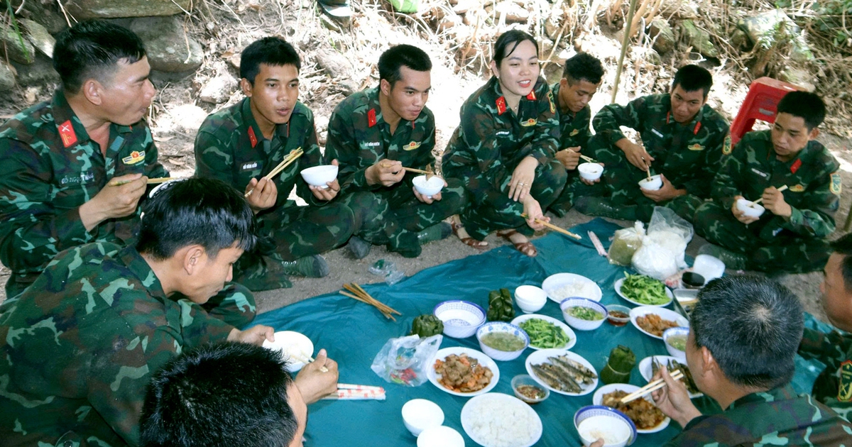 Bộ đội nữ vượt đường rừng tiếp cơm lực lượng quy tập hài cốt liệt sĩ ở hang Đá Sập