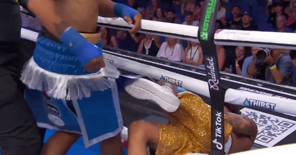 Bị đối thủ 'chơi xấu' đá rớt khỏi sàn đấu, võ sĩ đáp trả bằng đòn knock-out hủy diệt