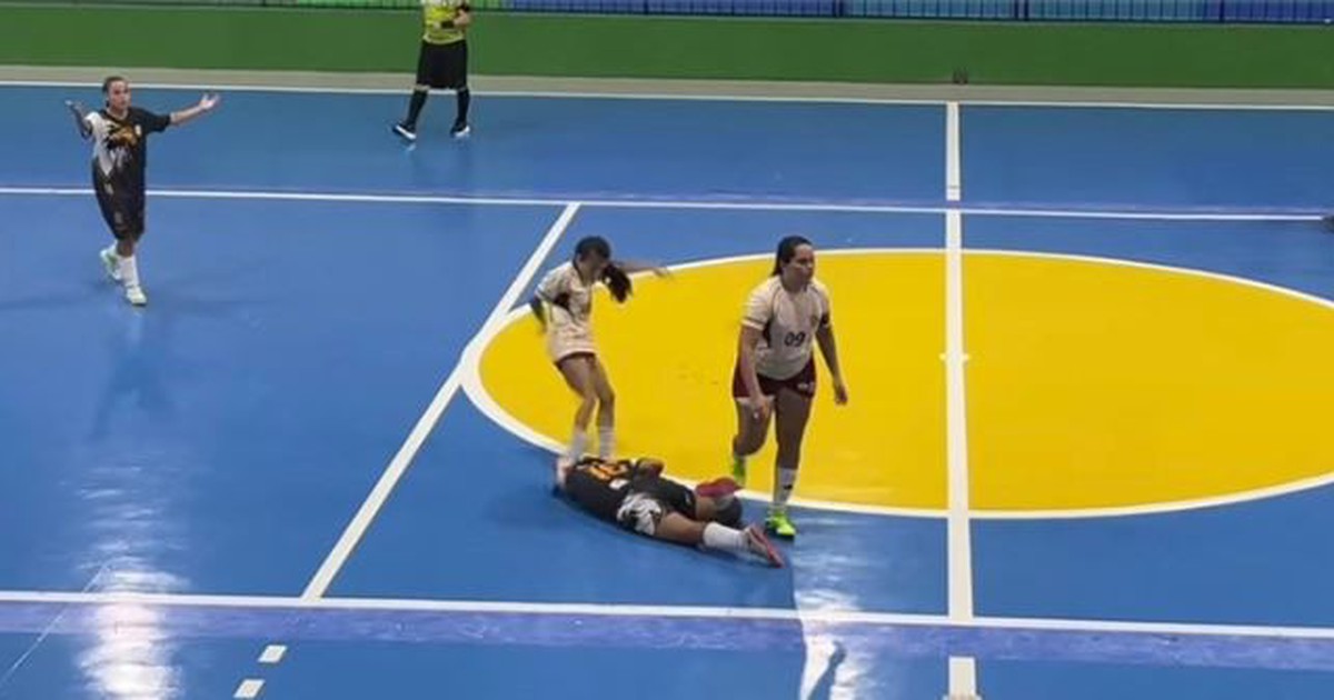 Video gây sốc ở giải futsal Brazil, nữ cầu thủ liên tiếp sút vào đầu đối thủ 'rất dã man'