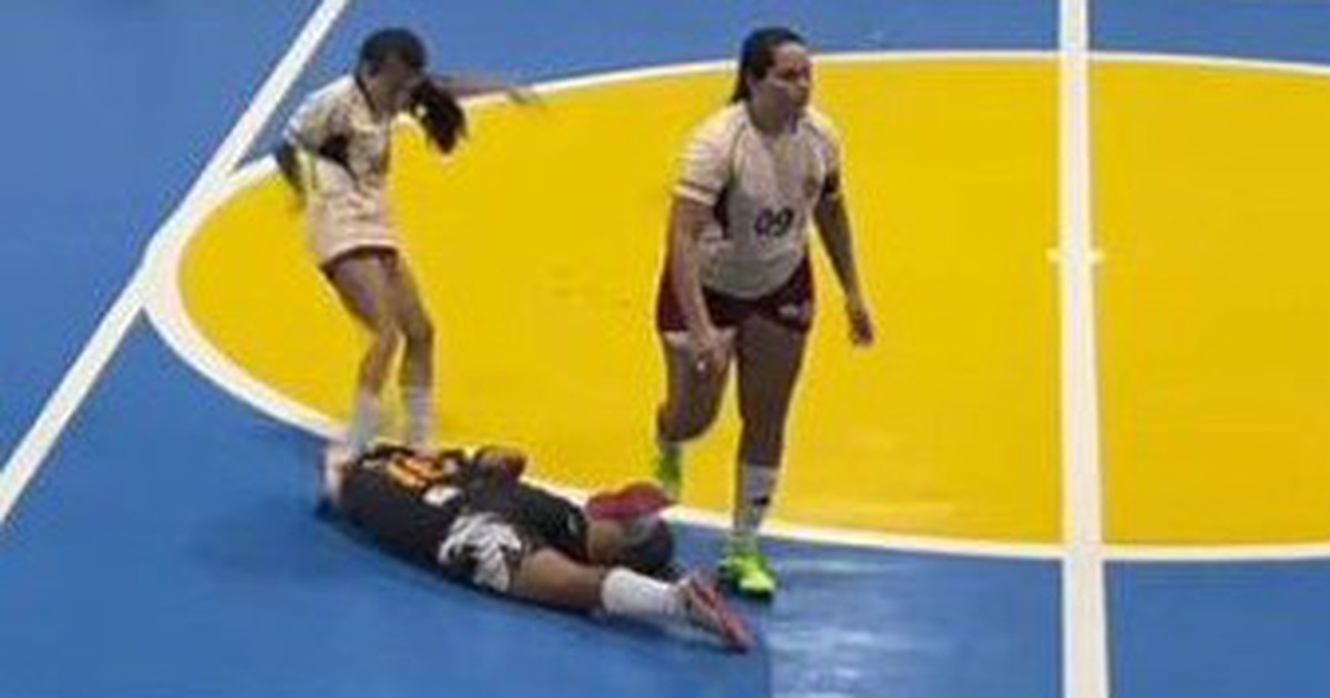Video gây sốc ở giải futsal Brazil, nữ cầu thủ liên tiếp sút vào đầu đối thủ 'rất dã man'