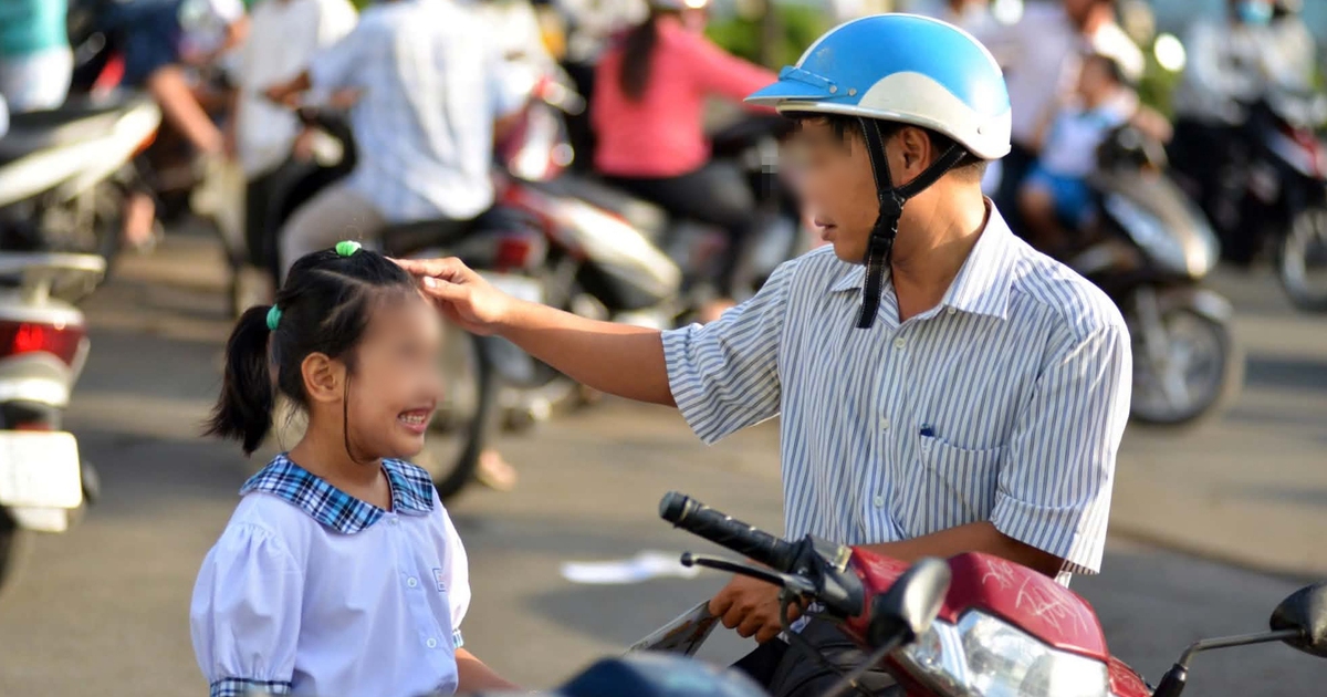 Cha mẹ hãy mỉm cười trước khi hỏi con về bài học