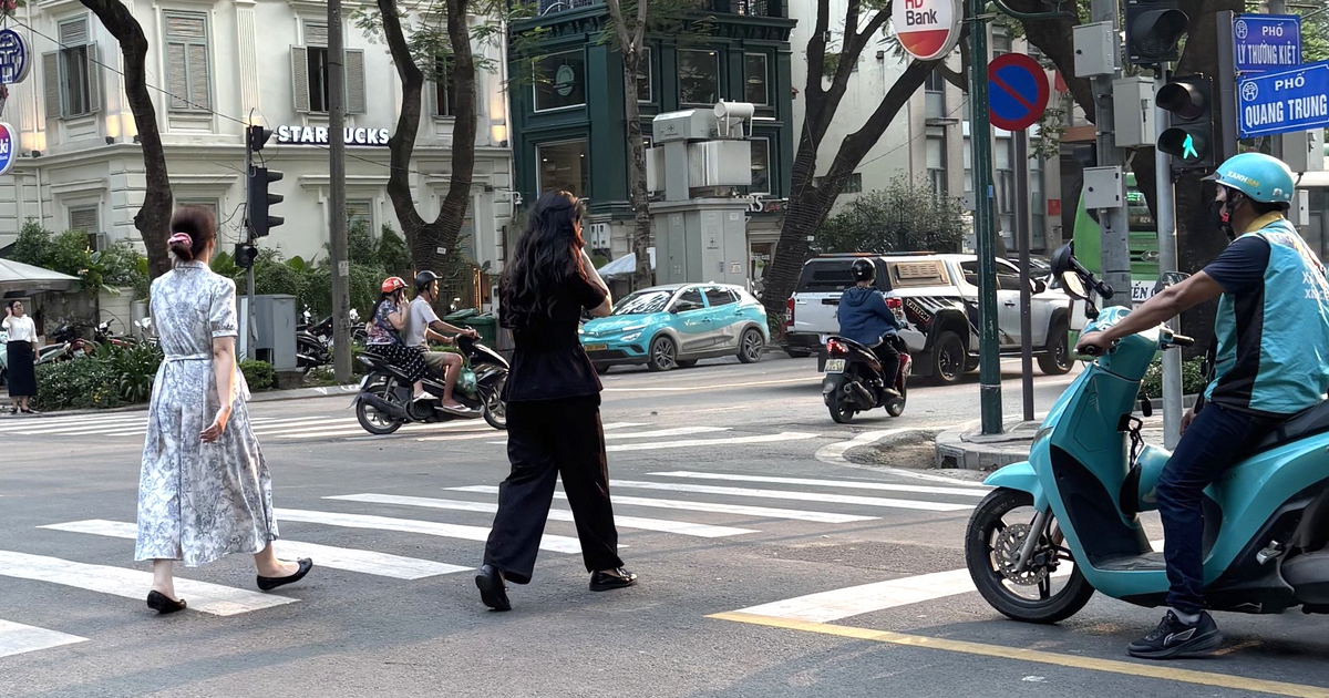 Đi bộ đúng vạch kẻ đường cũng bị mỉa mai 'bày đặt'