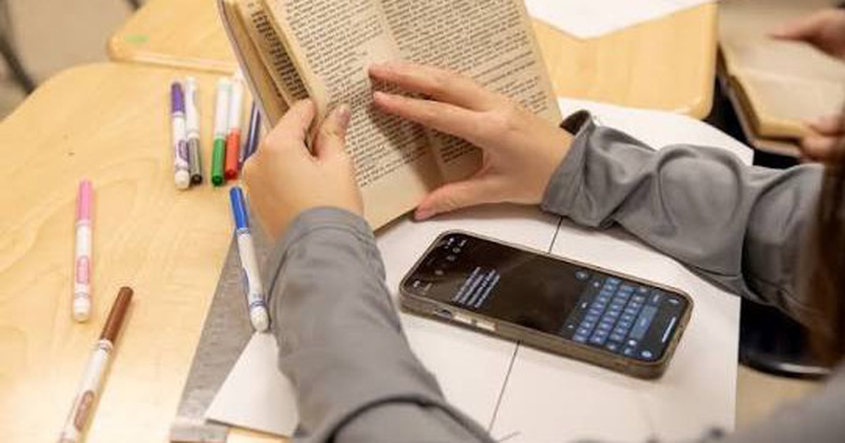 Pháp mở rộng lệnh cấm điện thoại đến bậc THPT từ năm học mới