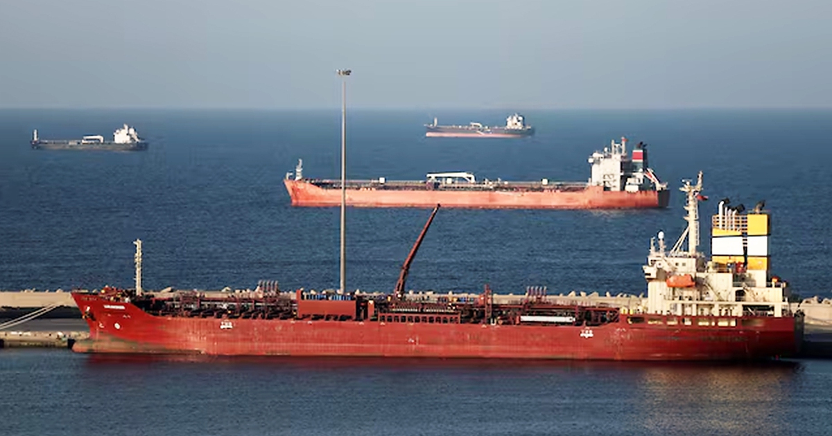Tàu chở dầu va phải thủy lôi, phát nổ ở eo biển Hormuz