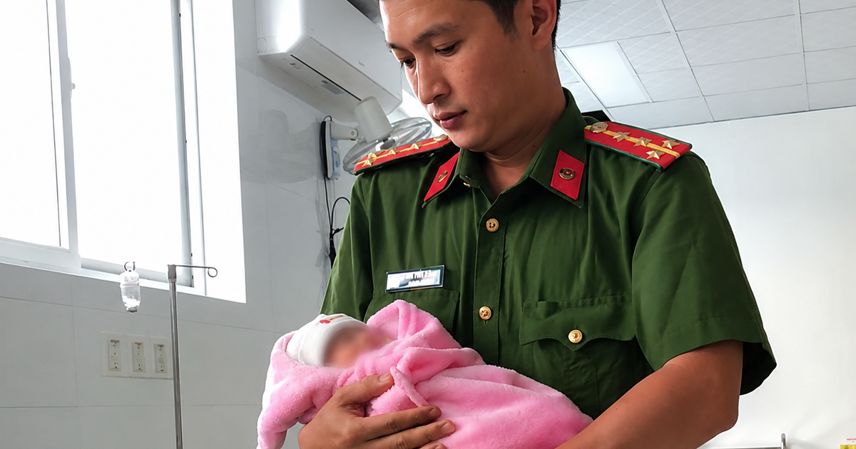 Bé sơ sinh bị bỏ trước cổng chùa, công an xã vội vàng đến giúp