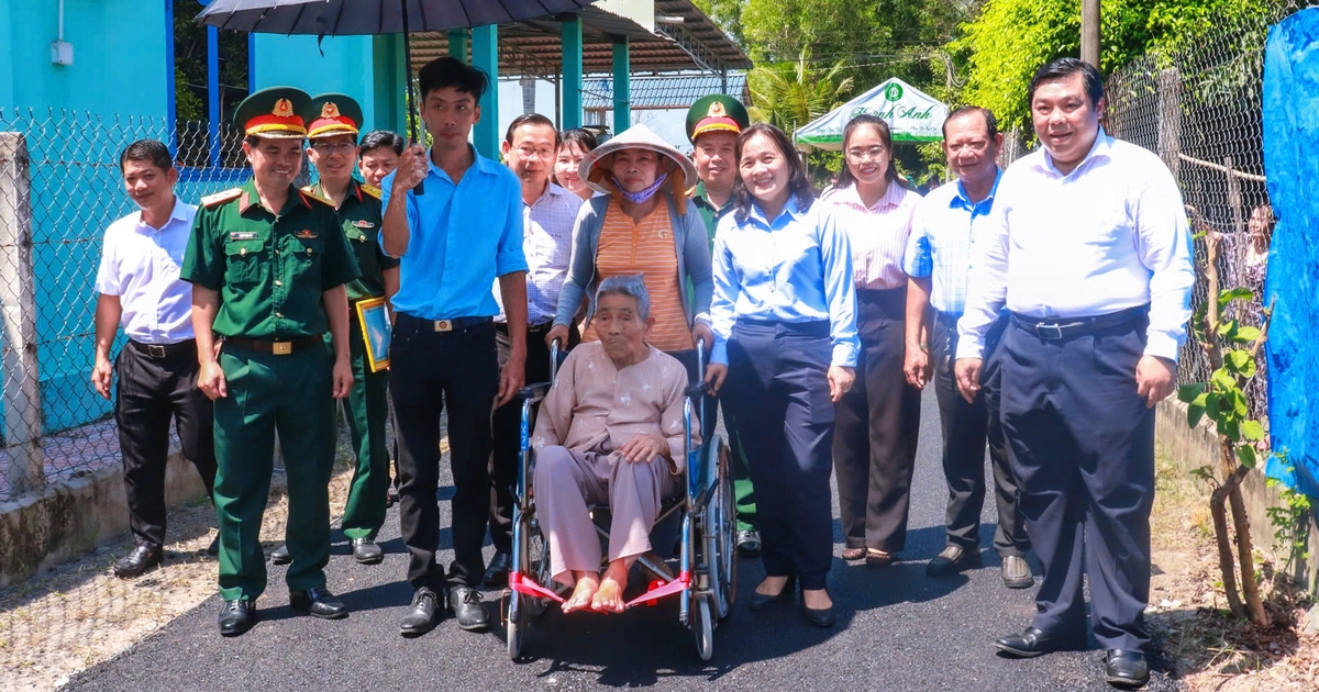 Nhựa hóa hẻm vào nhà Mẹ Việt Nam anh hùng Nguyễn Thị Bún: Dấu ấn tình đoàn kết quân - dân