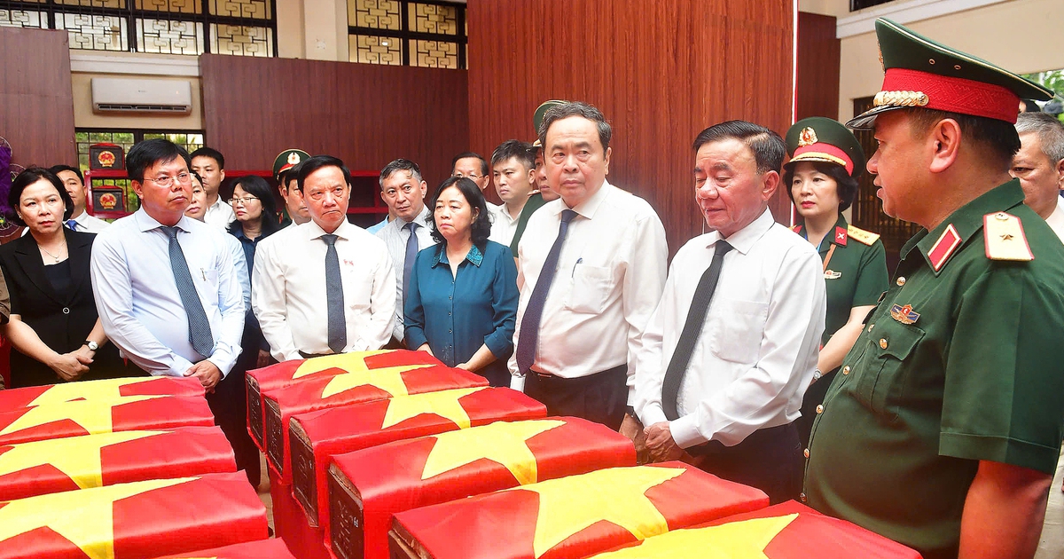 Chủ tịch Quốc hội Trần Thanh Mẫn dâng hương anh hùng liệt sĩ tại công viên Lê Thị Riêng