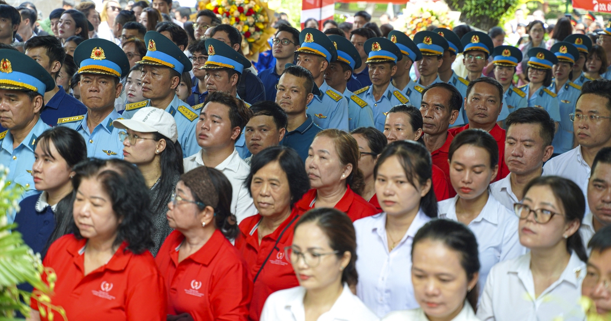 Nén hương và hoa thắm đượm lòng thành kính tại công viên Lê Thị Riêng ngày 27-7