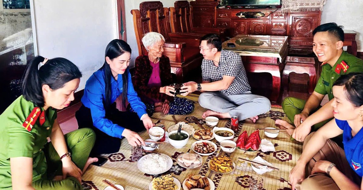 'Bữa cơm gia đình, ấm tình lòng Mẹ'