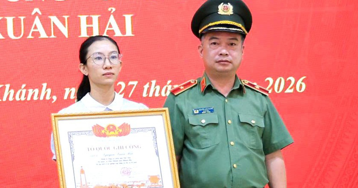 Trao bằng Tổ quốc ghi công cho thân nhân thiếu tá hy sinh trong lúc chống 'cát tặc' ở Khánh Hòa