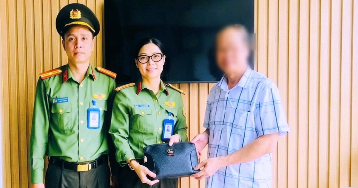 Trao trả tài sản và sổ tiết kiệm trị giá hơn 4 tỉ đồng khách đánh rơi tại sân bay Pleiku