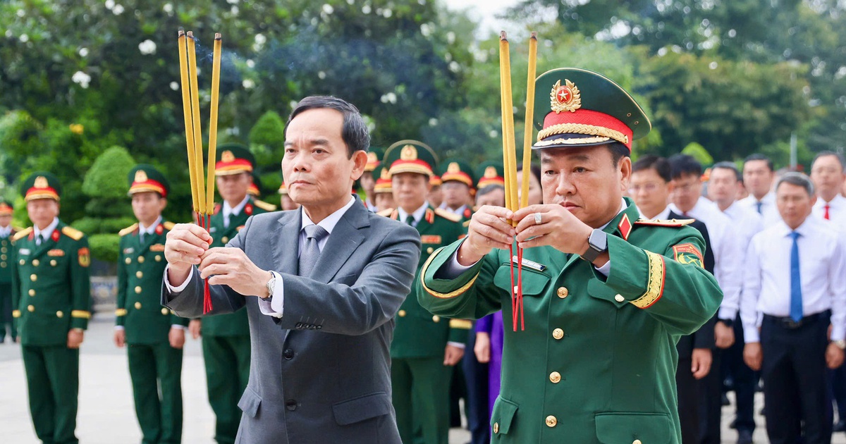 Bí thư Trần Lưu Quang cùng lãnh đạo TP.HCM dâng hương tưởng niệm Anh hùng liệt sĩ nhân ngày 27-7
