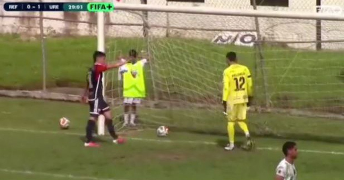 Thủ môn khiến cả sân 'đứng hình' với pha đốt lưới nhà như... bán độ