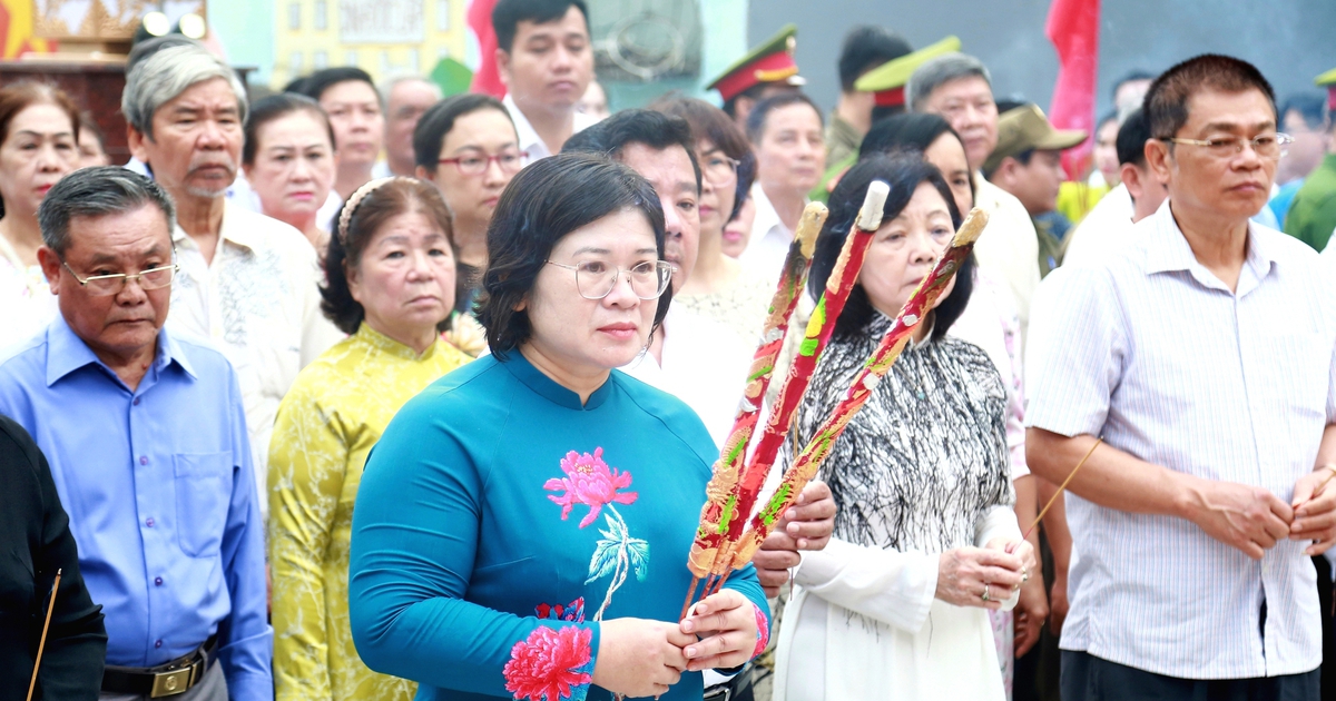 Phường Tân Sơn Nhì ra mắt công trình cải tạo Bia truyền thống, dâng hương tưởng niệm các anh hùng liệt sĩ