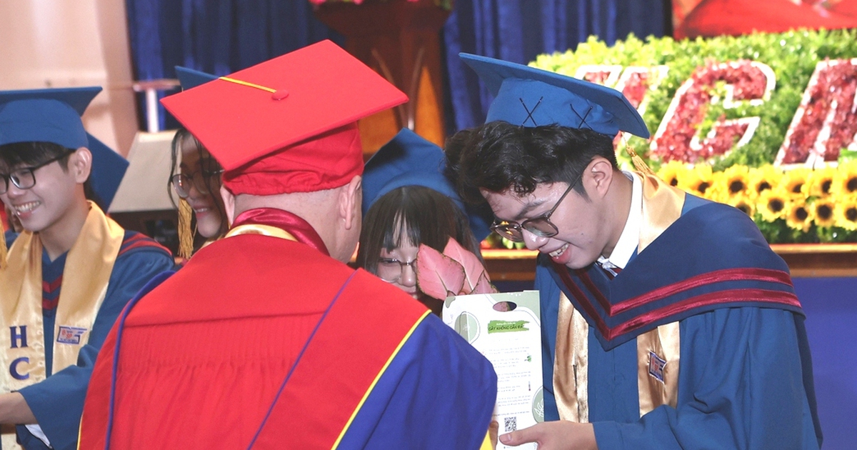 Bước chân đến vội của tân cử nhân ngày tốt nghiệp