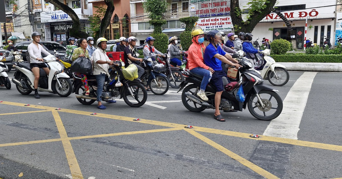 Cần Thơ thí điểm tách làn đường riêng và kẻ vạch mắt võng